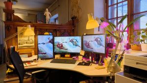 Рабочий стол с винтажной клавиатурой IBM и лампами Luxo